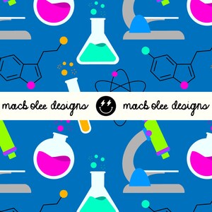 Könnte beinhalten: Ein sich wiederholendes Muster auf blauem Hintergrund mit wissenschaftlichen Illustrationen. Es zeigt Bechergläser, Reagenzgläser, Mikroskope und Molekularstrukturen in leuchtenden Farben. Der Text "macb olee designs" ist ebenfalls vorhanden.