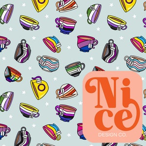 Könnte beinhalten: Ein sich wiederholendes Muster von Teetassen mit verschiedenen LGBTQ+-Pride-Flaggen-Designs auf hellblauem Hintergrund mit weißen Sternen. Jede Teetasse hat ein Teebeutel-Etikett. Das Bild enthält auch den Text "Nice Design Co.".