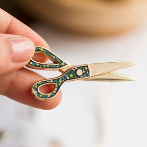 Pin de esmalte interactivo con tijeras florales, broche interactivo, joya para amantes de las manualidades, accesorio de costura para solapa, regalo de arte textil, regalos de bordado