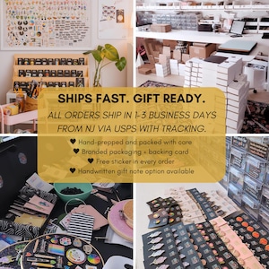 K&ouml;nnte beinhalten: Eine Collage von Bildern, die Produkte und Verpackungen eines Etsy-Shops zeigen. Die Bilder zeigen Anstecknadeln, einen Arbeitsbereich und den Text "SHIPS FAST. GIFT READY."