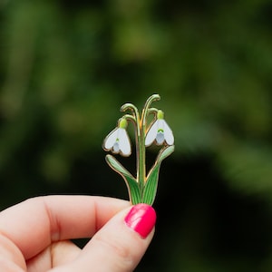 Snowdrop v2 Floral Enamel Pin, White Floral Badge, Botanical Brooch, Nature Accessory, Gardener Gift, Elegant Flower Pin, Spring Blossom