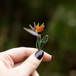 極楽鳥 v2 植物エナメルピン、オレンジトロピカルジュエリーギフト、自然愛好家アクセサリー、植物ブローチ、庭師向けアクセサリー
