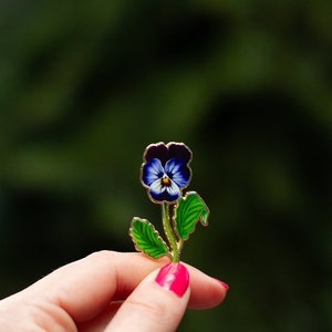 パンジーv2フローラルエナメルピン、ブルーフラワーアクセサリー、自然愛好家へのジュエリーギフト、植物の花のラペルブローチ、ガーデニング好きへのギフトアイデア