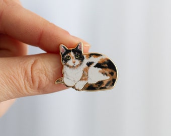 Calico v2 Enamel Pin, Realistic Cat Lapel Badge, Animal Brooch, Cat Lover Gift, Nature-Inspired Accessory, Pet Pin, Multicolor Cat Design