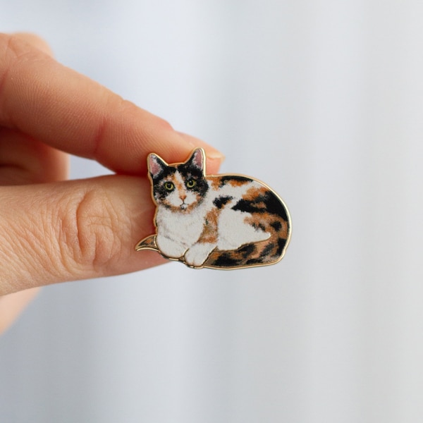 Calico v2 Enamel Pin, Realistic Cat Lapel Badge, Animal Brooch, Cat Lover Gift, Nature-Inspired Accessory, Pet Pin, Multicolor Cat Design