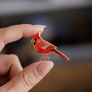 Pin de esmalte de pájaro cardenal norteño, ave estatal de Illinois, Indiana, Kentucky, Carolina del Norte, Ohio, Virginia, Virginia Occidental, regalo de la naturaleza