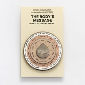 以下が含まれることがあります： The Body's Messageというタイトルの円形インタラクティブエナメルマグネット。中央の涙型の部分にはHow Does It Actually Feel Or Move?というテキストがあり、その周囲にはSmooth、Shaky、Light、Heavy、Sharpなどの説明的な単語が円状に配置されています。