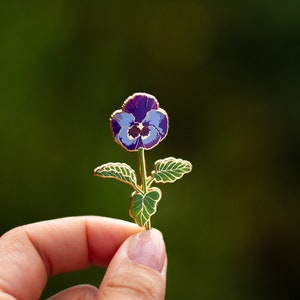 RETIRING Pansy Floral Enamel Pin, Purple Wild Pansy Gift, Flower Lover Pin Badge, Pansy Brooch Pin, Botanical Accessory, Backpack Pin, Plant