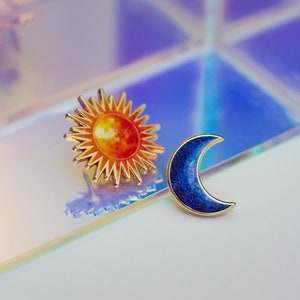 Mini juego de 2 pines esmaltados de acuarela de Sol y Luna, ilustración en acuarela, regalos para artistas, accesorios para mochilas, regalo de joyería lunar celestial
