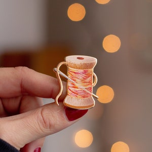 廃盤 Needle & Thread (サンセット) エナメルピン、オレンジ裁縫ブローチアクセサリー、クラフト愛好家向けジュエリー、テキスタイルアートギフト、ユニークな刺繍ギフト