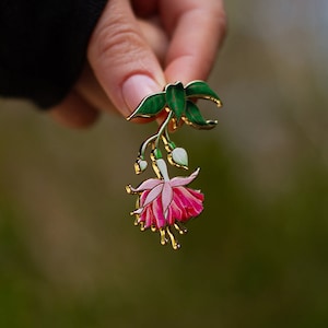 フクシア v2 フローラル エナメル ピン、ピンクの花のラペルピン、花のアクセサリー、植物のブローチ、ガーデニング ギフト、植物のピンバッジ、彼女へのギフト