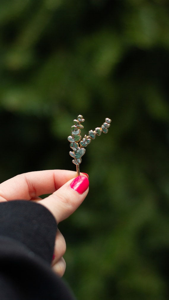 Eucalyptus v2 Floral Enamel Pin, Green Plant Brooch, Botanical Badge, Nature Lover Jewelry Gifts, Gift for Gardener, Gardening Accessories