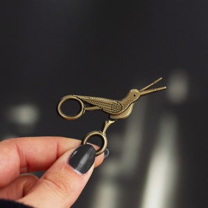Embroidery Crane Scissors Enamel Pin, Interactive Brooch, Craft Lover Jewelry, Sewing Lapel Accessory, Textile Art Gift, Embroidery Badge
