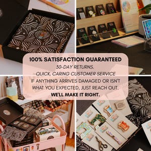 K&ouml;nnte beinhalten: Eine Sammlung von Pins und Box-Sets, die auf einem Regal und in einem rosa Wagen ausgestellt sind. Die Pins weisen verschiedene Designs auf, und die Boxen haben ein schwarz-wei&szlig;es Muster. Der Text auf dem Bild lautet "100% Zufriedenheitsgarantie."