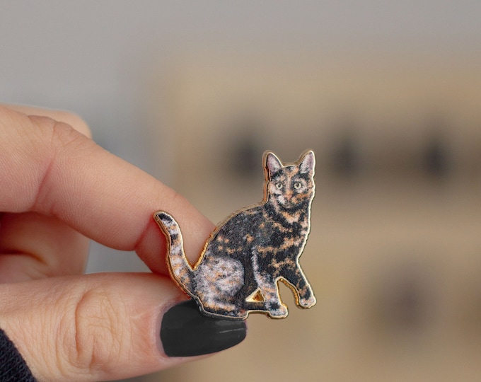 Tortoiseshell Cat Enamel Pin, Feline Brooch, Pet Lover Jewelry, Cat Lapel Accessory, Animal Badge, Kitty Pin, Cat Enthusiast Gift