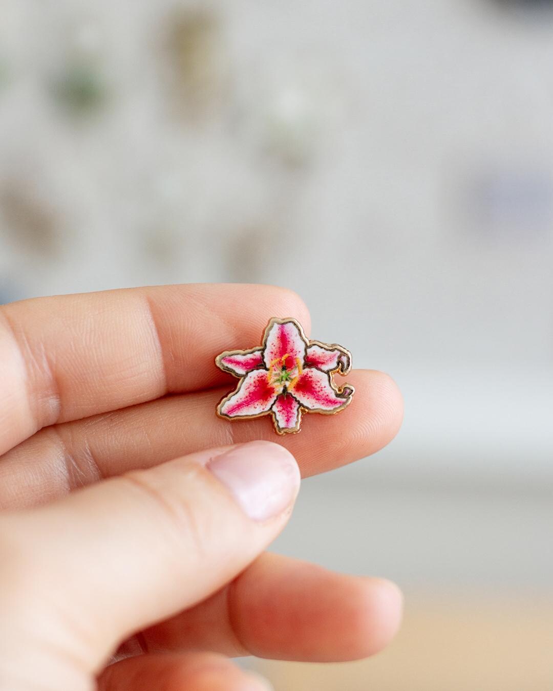 Mini Stargazer Lily Enamel Pin, Gold-plated Floral Brooch Flower