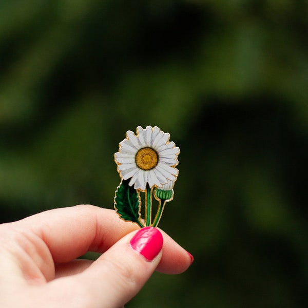Shasta Daisy Floral Enamel Pin | April Birthday Month Flower | White Flower, Botanical Pin, Flower Pins, Nature Gift, Backpack Pin