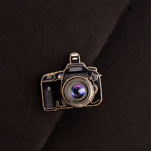 DSLR Camera Interactive v2 Enamel Pin, Photography Brooch, Lapel Accessory, Photographer Gift, Camera Jewelry Gifts, Lapel Badge Spinner