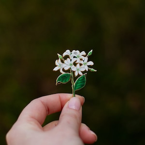 Pin de esmalte floral &quot;Jasmine v2&quot; de RETIRING Star, pin de solapa con flor blanca, accesorio floral, broche botánico, regalo de jardinería, regalos de plantas para ella
