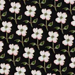 K&ouml;nnte beinhalten: Ein sich wiederholendes Muster stilisierter Blumen auf schwarzem Hintergrund. Jede Blume hat wei&szlig;e Bl&uuml;tenbl&auml;tter mit rosa R&auml;ndern, eine gr&uuml;ne Mitte und goldfarbene Umrisse. Die Stiele und Bl&auml;tter sind gr&uuml;n.