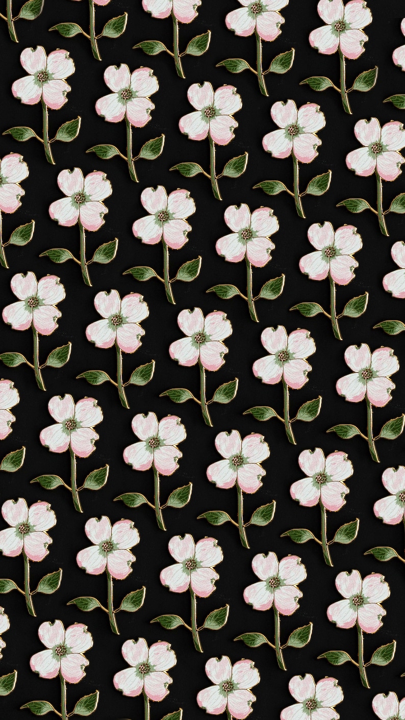 K&ouml;nnte beinhalten: Ein sich wiederholendes Muster stilisierter Blumen auf schwarzem Hintergrund. Jede Blume hat wei&szlig;e Bl&uuml;tenbl&auml;tter mit rosa R&auml;ndern, eine gr&uuml;ne Mitte und goldfarbene Umrisse. Die Stiele und Bl&auml;tter sind gr&uuml;n.