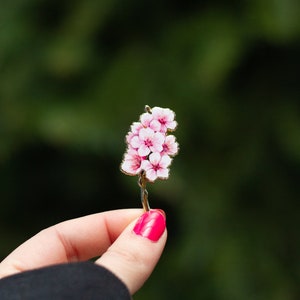 桜ピンクv2フローラルエナメルピン、桜の花のアクセサリー、自然愛好家へのジュエリーギフト、ボタニカルブローチ、ガーデナー向けアクセサリー