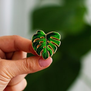 Monstera Deliciosa Plant Enamel Pin, Green Brooch, Botanical Badge, Nature Lover Jewelry Gifts, Gift for Gardener, Gardening Accessories
