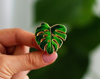 Monstera Deliciosa Enamel Pin, Plant Brooch, Botanical Badge, Nature Lover Jewelry, Gardening Gift, Tropical Plant Lapel Accessory