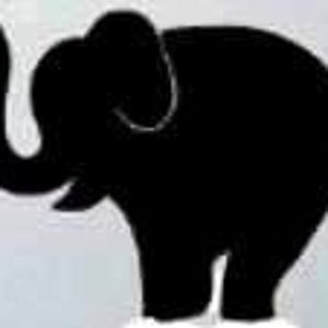 Peut inclure: Silhouette noire d'un éléphant avec sa trompe levée. L'éléphant se tient sur une forme blanche en forme de nuage sur un fond clair. Les oreilles de l'éléphant sont grandes et sa queue est visible.