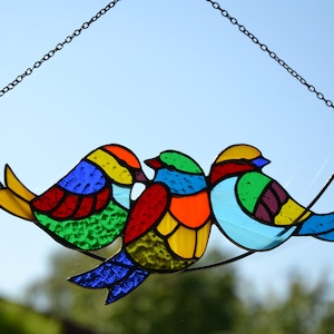 Attrape-soleil en vitrail Oiseaux sur une branche Cadeau de Noël Suspension pour fenêtre Oiseaux multicolores Décoration murale Suspension de jardin Décoration de salon image 1