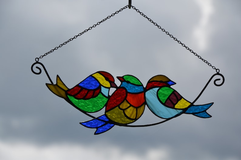 Attrape-soleil en vitrail Oiseaux sur une branche Cadeau de Noël Suspension pour fenêtre Oiseaux multicolores Décoration murale Suspension de jardin Décoration de salon image 3