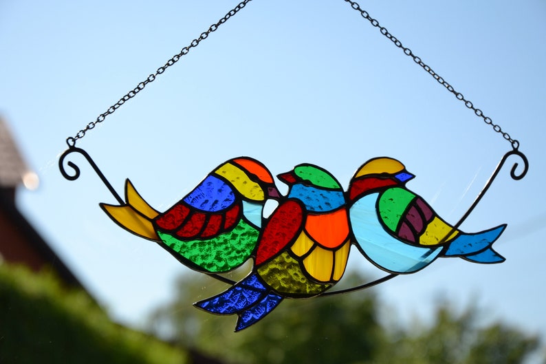 Attrape-soleil en vitrail Oiseaux sur une branche Cadeau de Noël Suspension pour fenêtre Oiseaux multicolores Décoration murale Suspension de jardin Décoration de salon image 1