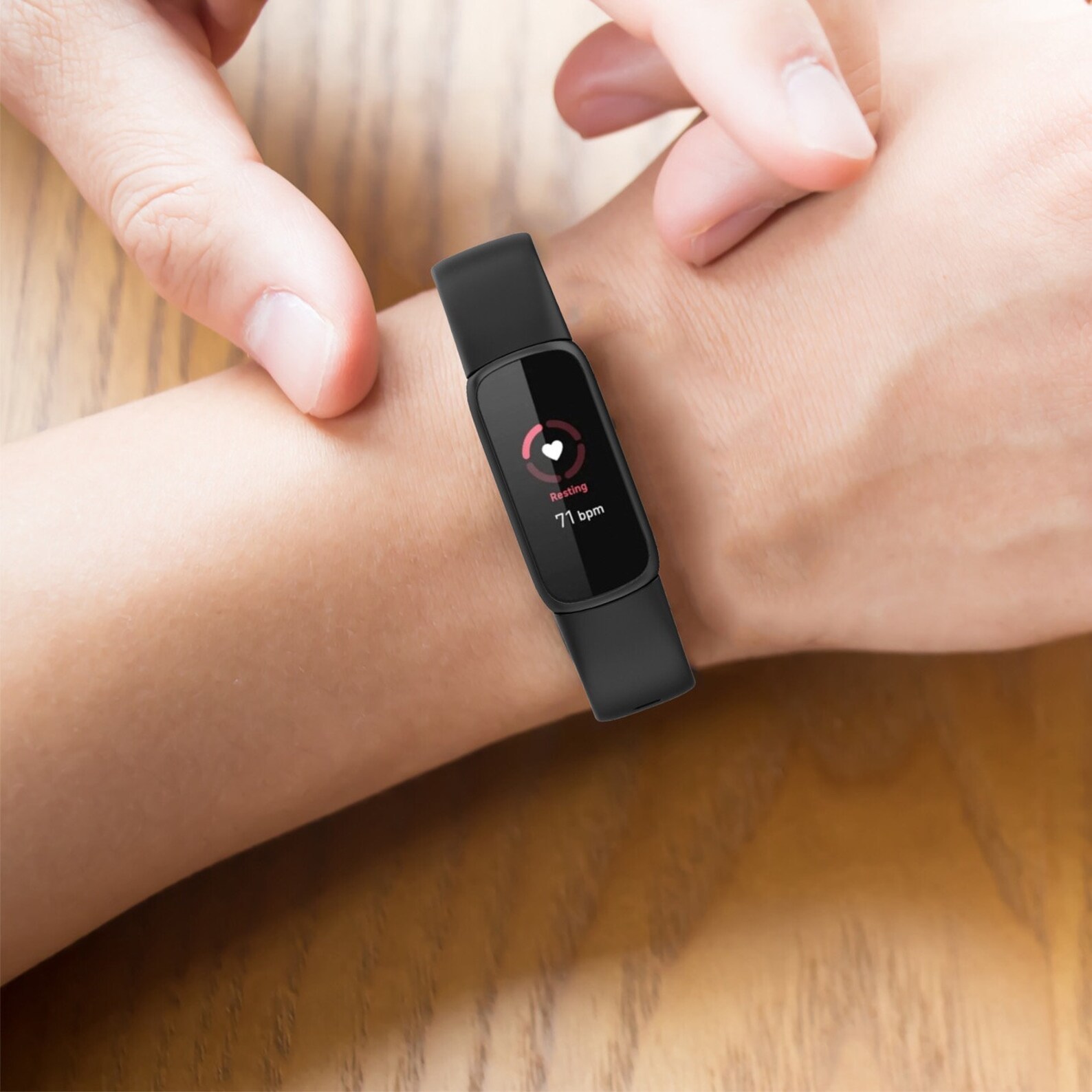 how to change out fitbit luxe band