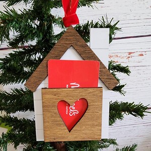 Adorno para nuevo propietario / Adorno para porta tarjetas de regalo / Decoración navideña / Adorno de madera hecho a mano / Adorno cortado con láser / Decoración para árbol de Navidad /