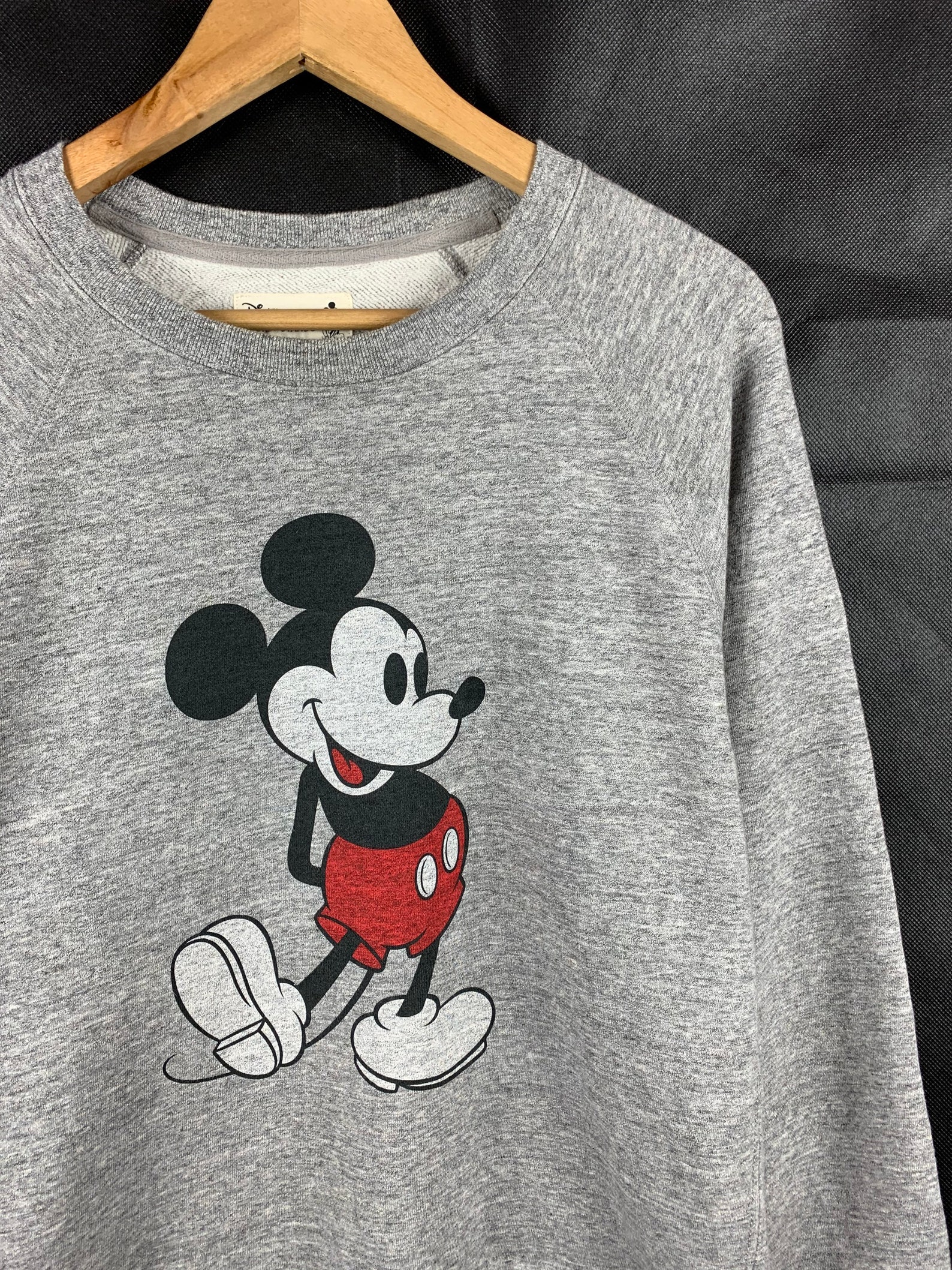 sweater mickey mouse uniqlo