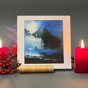 Die Originalpostkarte, die vom Autor des Werks handsigniert ist, sorgt mit ihrer Wärme und ihren satten Farben für Behaglichkeit in Ihrem Zuhause.