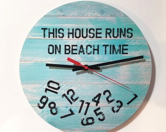 Reloj de playa: Madera envejecida color turquesa con un aspecto divertido/relajante.
