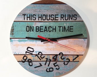Divertido reloj de pared rústico playero de 25 cm: Esta casa funciona con el tiempo de la playa. Listo para colgar, no requiere ensamblaje.