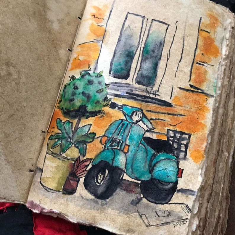 Puede incluir: Una pintura de acuarela de un scooter turquesa estacionado frente a un edificio con una ventana. Hay una planta en maceta con hojas verdes a la izquierda del scooter.