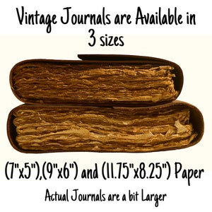 Puede incluir: Dos diarios vintage encuadernados en cuero apilados uno encima del otro. Los diarios son de cuero marr&oacute;n y tienen un aspecto desgastado. El texto de la imagen dice "Vintage Journals are Available in 3 sizes (7"x5"),(9"x6") and (11.75"x8.25") Paper Actual Journals are a bit Larger".