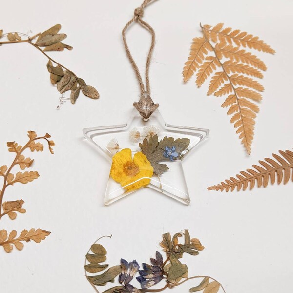 Yellow Buttercup star hanging decoration. Handmade pressed flowers in resin. Floral ornament. Yellow flowers. Real flowers. Christmas decor