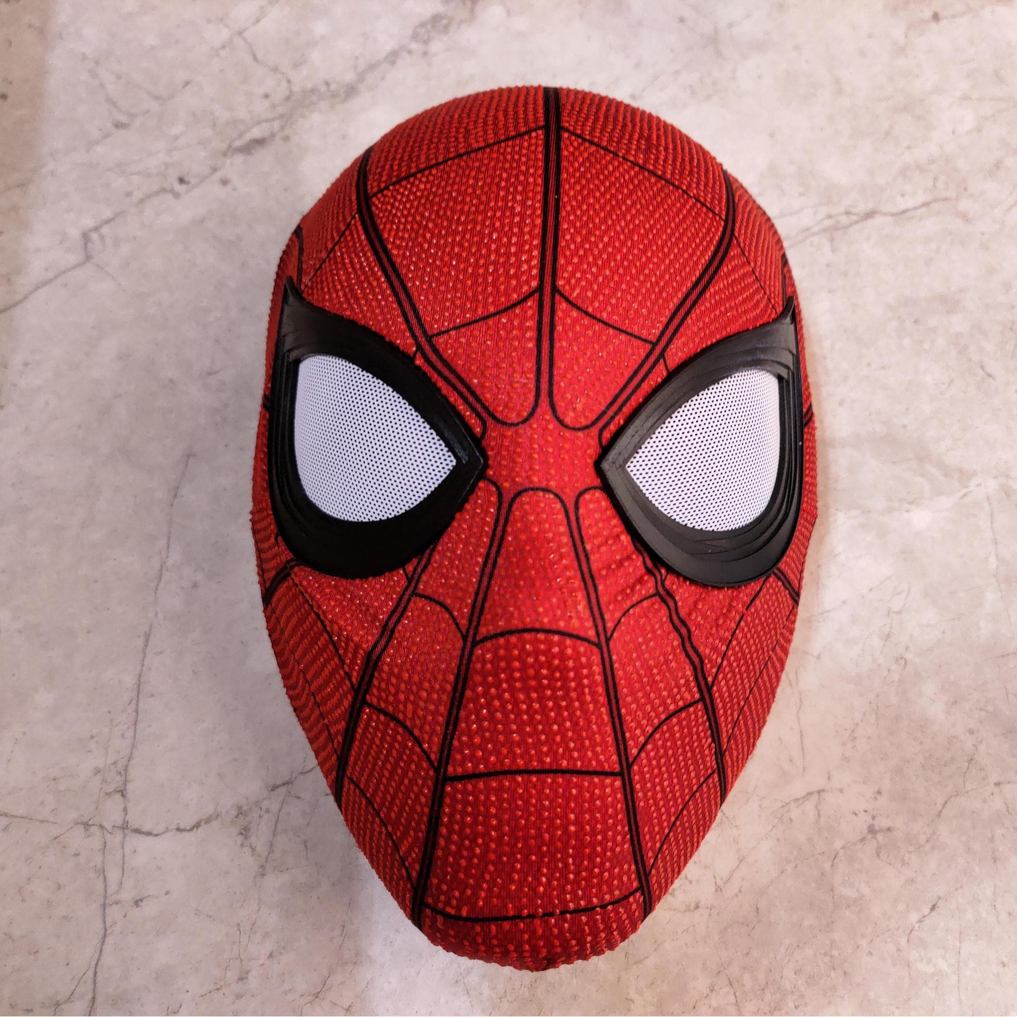 Uomo Di Mistero Nella Maschera Nera Che Tiene Le Maschere Bianche Uomo Di Mistero Nella Maschera Nera Che Tiene Le Maschere Bianche