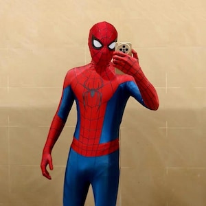 Puede incluir: Un disfraz de Spiderman de cuerpo completo con un esquema de colores rojo y azul vibrante y un emblema de ara&ntilde;a negro en el pecho. El traje incluye una m&aacute;scara a juego con grandes lentes oculares blancos y un patr&oacute;n de telara&ntilde;a negro.