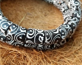 18 Black and White African Beads