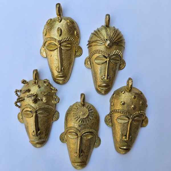 Pendentif masque allongé, perles de laiton africaines