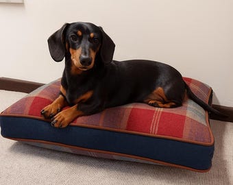 Il Bassotto / Letto per cani in tweed rosso e blu lavabile fatto a mano