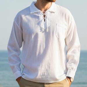 Camisa 100 % algodón con cuello con cordón. Manga larga. Ligera.