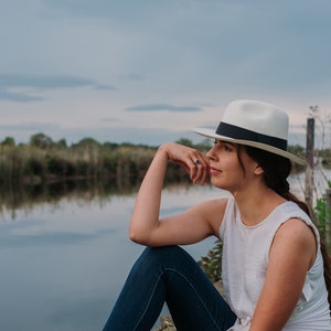 Fedora Panama Hat - Handwoven in Ecuador - Unisex - Cream / white colour