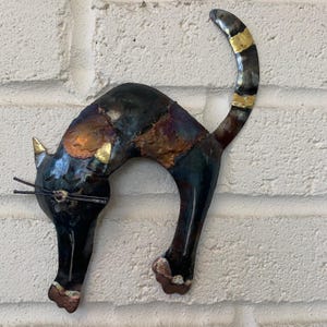 Handgefertigtes recyceltes Metall Arched Cat Hängedekoration