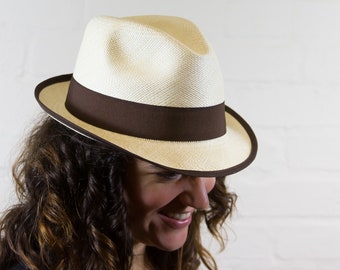 Chapeau naturel Trilby Panama | Tissé à la main et provenant éthiquement de l’Équateur | Véritable chapeau Panama